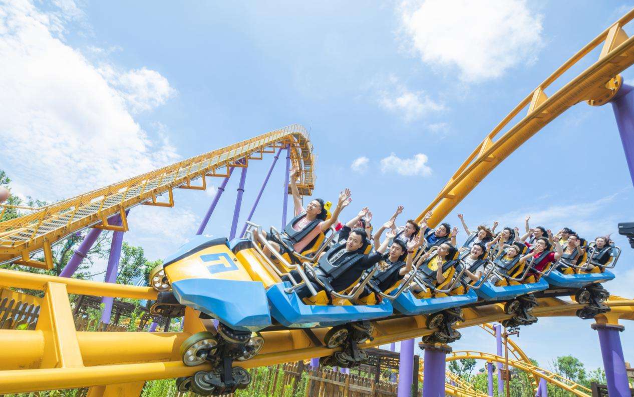 亮红色车体,极富视觉冲击力的蜿蜒轨道,悬挂式家庭过山车《马戏飞车》